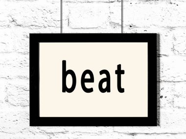 Beyaz tuğla duvarda yazılı siyah ahşap çerçeve. 