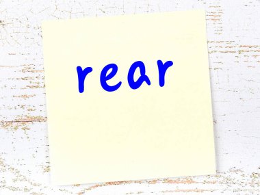 Hatırlatma kavramı. Tahta duvarda üzerinde yazı olan sarı yapışkan kağıt.