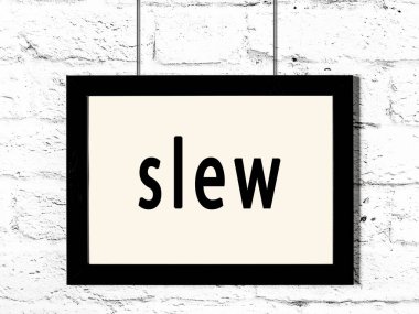 Siyah ahşap çerçeve beyaz tuğla duvara asılmış. 