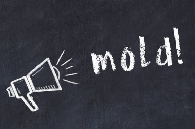 Hoparlörün tebeşir çizimi ve siyah masanın üzerine el yazısıyla yazılmış yazı kalıbı.