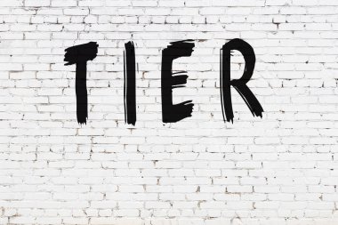 Üzerinde siyah boya bulunan beyaz tuğla duvar.