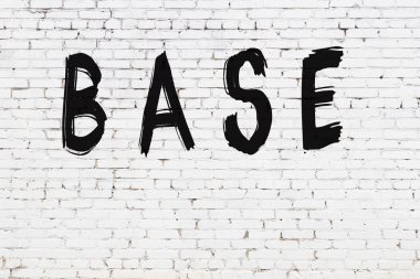 Üzerinde siyah boya bulunan beyaz tuğla bir duvar.