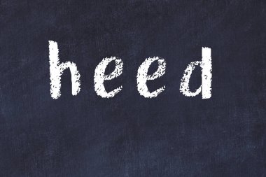 Üzerinde el yazısıyla yazılmış bir yazı tahtası olan üniversite tahtasına dikkat et.