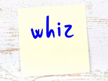 Tahta duvarda el yazısıyla yazılmış sarı yapışkan bir not.