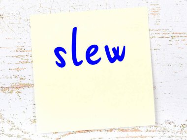 Öldürmekle ilgili hatırlatma kavramı. Tahta duvarda üzerinde yazı olan sarı yapışkan kağıt.