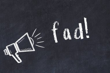 Hoparlör çizimi ve yazı modası olan siyah karatahta