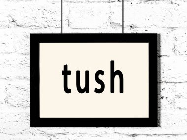 Siyah ahşap çerçeve beyaz tuğla duvarda asılı. 