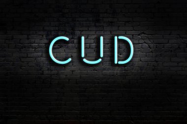 Geceleri duvarda neon levhası var. Yazı çubuğu