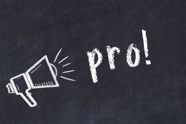 Hoparlör çizimi ve yazı tahtası olan siyah yazı tahtası.