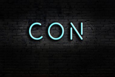 Geceleri duvarda neon levhası var. Yazı ekseni