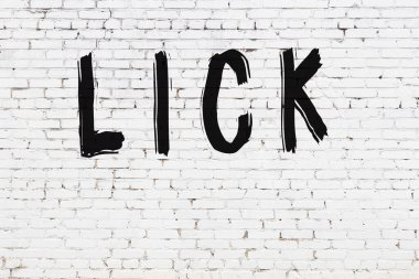 Üzerinde yazı olan beyaz tuğla duvar siyah boyayla el yazısını yala