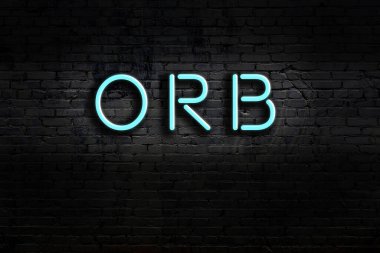 Geceleri duvarda neon levhası var. Yazıt küre