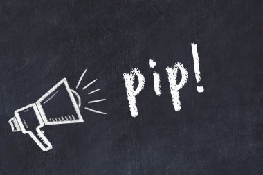 Hoparlörün tebeşir çizimi ve siyah masanın üzerine el yazısıyla yazılmış yazması.