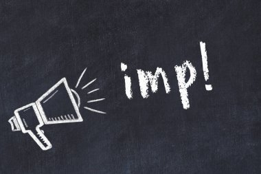 Hoparlör ve yazı şeytanı çizimli siyah karatahta