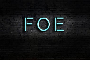 Geceleri duvarda neon levhası var. Yazıt düşmanı