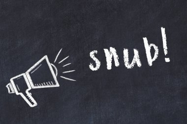 Hoparlörlerin tebeşir çizimi ve siyah masaya el yazısıyla yazması küçümseme.