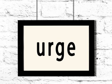 Beyaz tuğla duvara asılmış siyah ahşap çerçeve. 