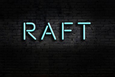 Duvarda yazı tahtası olan neon levhası. Gece görünümü