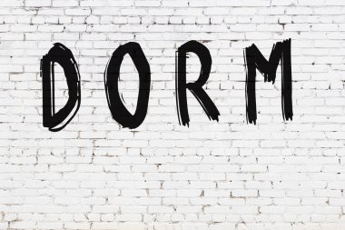 Üzerinde siyah boya bulunan beyaz tuğla duvar.