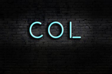 Geceleri duvarda neon levhası var. Yazı karakteri