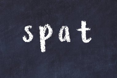 Üzerinde el yazısıyla tükürük olan üniversite yazı tahtası.