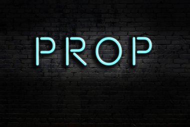 Duvara yazı yazan neon levhası. Gece görünümü