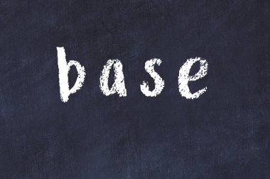 Tebeşir el yazısıyla yazılmış yazı tabanı siyah masada.