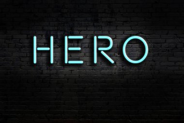 Duvarda yazı yazan neon levhası. Gece görünümü