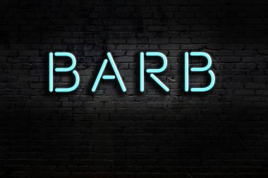 Geceleri duvarda neon levhası var. Yazı çubuğu