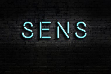 Geceleri duvarda neon levhası var. Yazı algılayıcıları