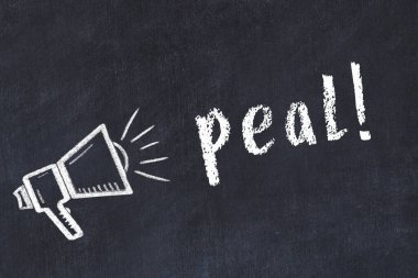 Hoparlörün tebeşir çizimi ve siyah masanın üzerine el yazısıyla yazılmış yazması.