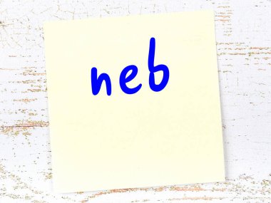 Tahta duvardaki sarı yapışkan notta el yazısı neb yazısıyla yazılmış.