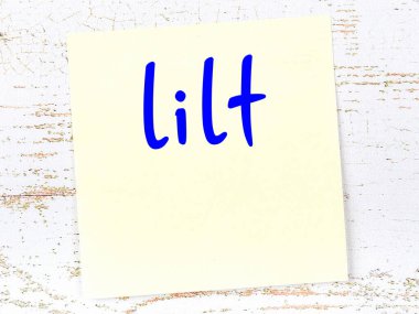 Hayat hakkında hatırlatma kavramı. Tahta duvarda üzerinde yazı olan sarı yapışkan kağıt.