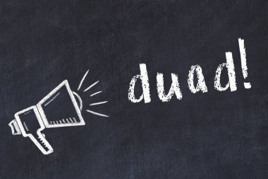 Hoparlör ve yazıt duad çizimli siyah karatahta