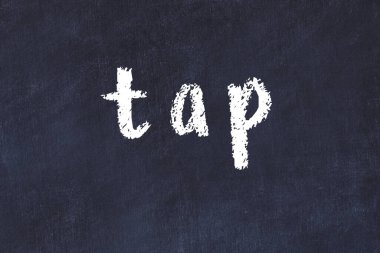 Siyah masaya elle yazılmış tebeşir dokunuşu