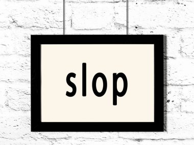 Siyah ahşap çerçeve beyaz tuğla duvarda asılı. 