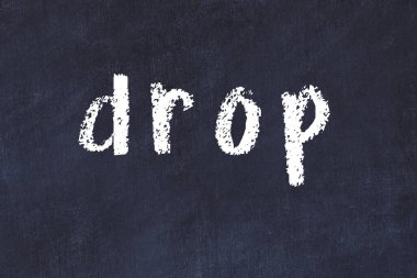 Üzerinde el yazısı olan bir kolej tahtası.