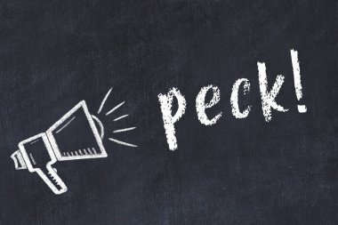 Hoparlörün tebeşir çizimi ve siyah masaya el yazısıyla yazılmış yazması.