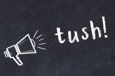 Hoparlör çizimi ve yazı kalçası olan siyah karatahta.