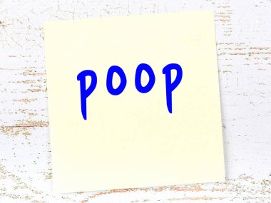 Kakayı hatırlatma kavramı. Tahta duvarda üzerinde yazı olan sarı yapışkan kağıt.