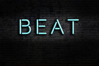 Geceleri duvarda neon levhası var. Yazma vuruşu