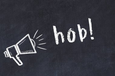 Hoparlörün tebeşir çizimi ve siyah masanın üzerine el yazısıyla yazılmış yazı hobisi.