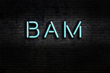 Geceleri duvarda neon levhası var. Yazı bam