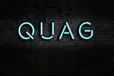 Geceleri duvarda neon levhası var. Yazı quag 'ı