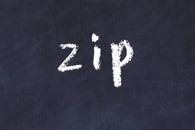 Tebeşir el yazısıyla yazılmış yazması siyah masanın üzerinde.