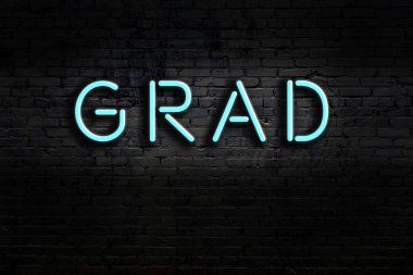 Duvara yazı kazınmış neon tabela. Gece görünümü