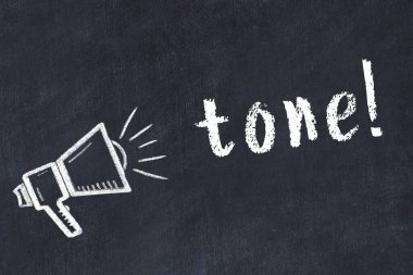 Hoparlörün tebeşir çizimi ve siyah masanın üzerine el yazısıyla yazılmış yazı tonu