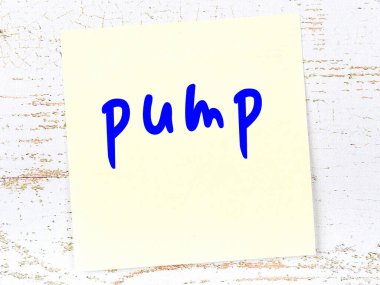 Pompayı hatırlatma kavramı. Tahta duvarda üzerinde yazı olan sarı yapışkan kağıt.