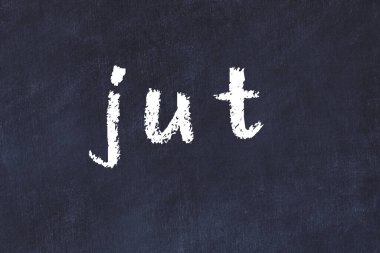 Tebeşir elle yazılmış yazı tahtası siyah masanın üzerinde.