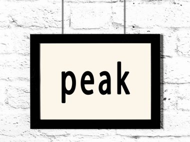 Siyah ahşap çerçeve beyaz tuğla duvarda asılı. 